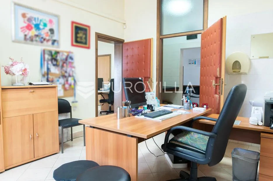 đakovo, ordinacija 53 m² u centru grada, potpuno opremljena - slika 7