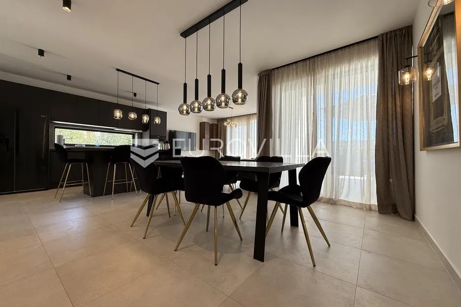kaštel stari, moderna vila s bazenom i pogledom na more - slika 26