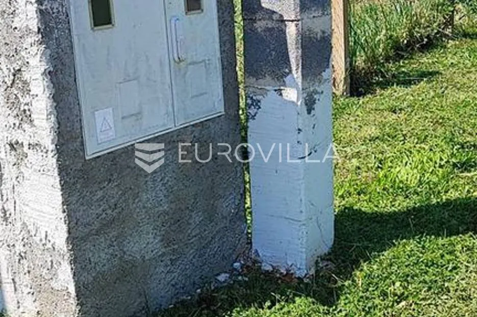 valtura, ravno poljoprivredno zemljište sa uređenim putem - slika 10