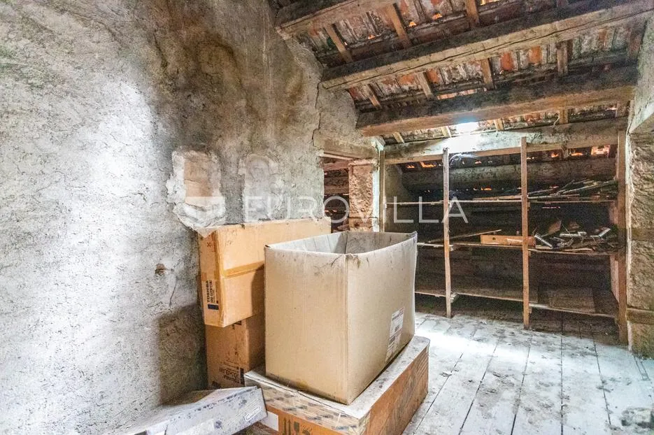 sinj, strogi centar, kuća s velikim potencijalom - slika 15