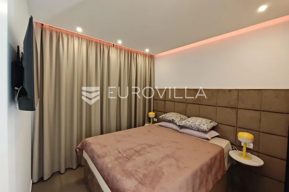 trogir, čiovo, dizajnerski uređen dvosoban stan s krovnom terasom garaža, jacuzzi - slika 7