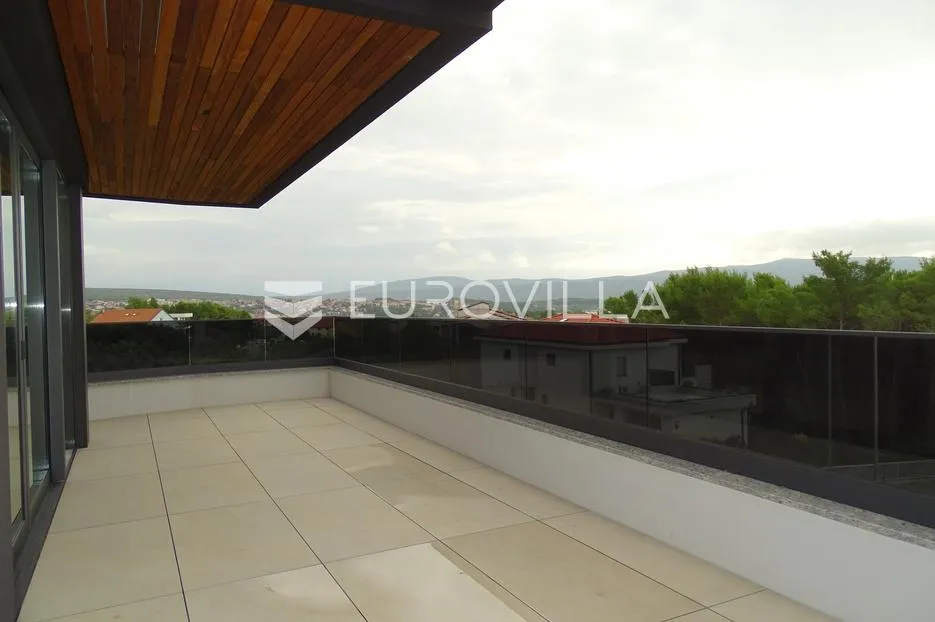 krk, luksuzni penthouse, četverosoban stan 159 m², krovna terasa, 500 m od mora - slika 4