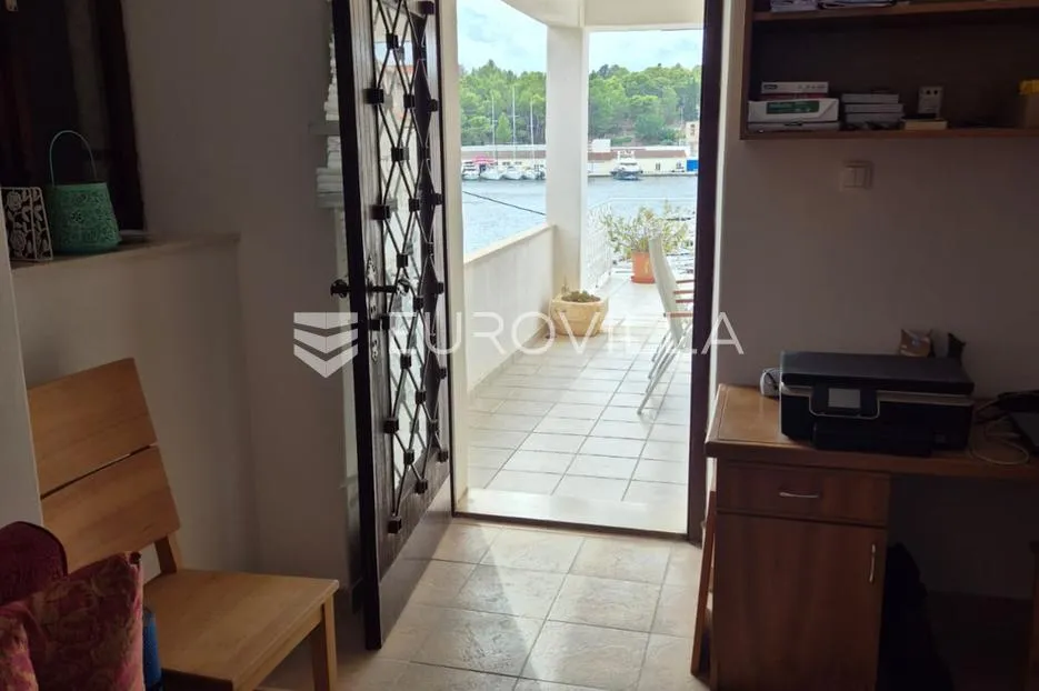 brač, milna, dvojna kamena kuća s uhodanim restoranom, prvi red do mora - slika 29