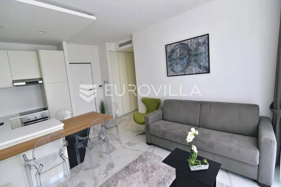 Opatija, Centar, moderno uređen dvosoban stan NKP 45 m2