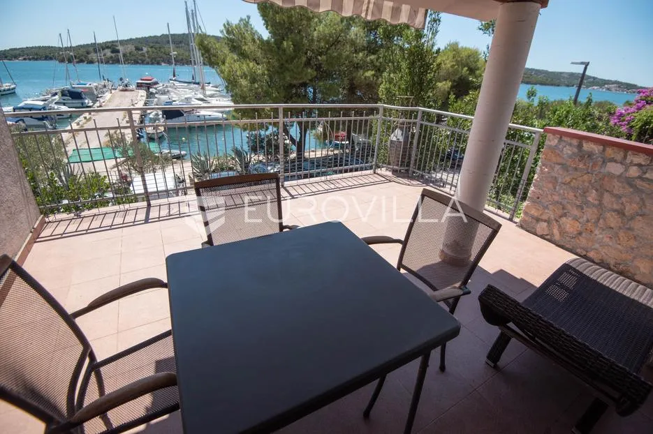 tisno, ekskluzivna apartmanska kuća prvi red do mora s panoramskim pogledom i brodicom - slika 31