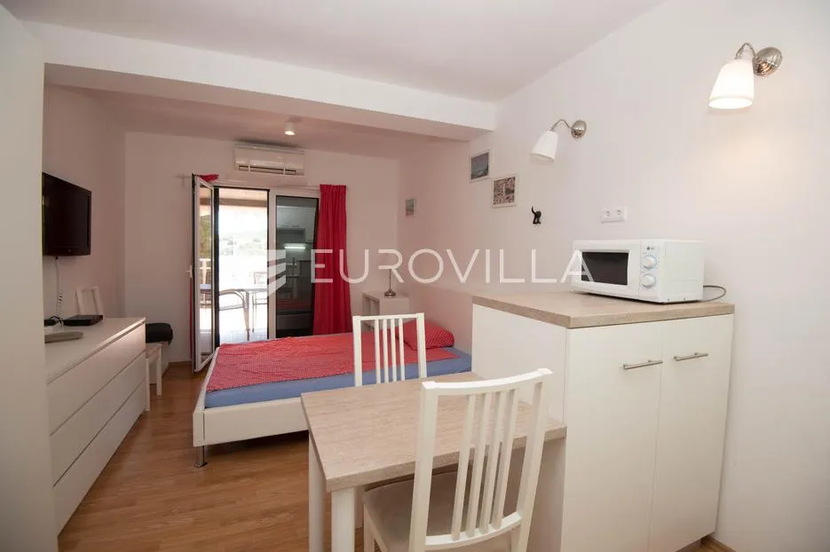 tisno, ekskluzivna apartmanska kuća prvi red do mora s panoramskim pogledom i brodicom - slika 29