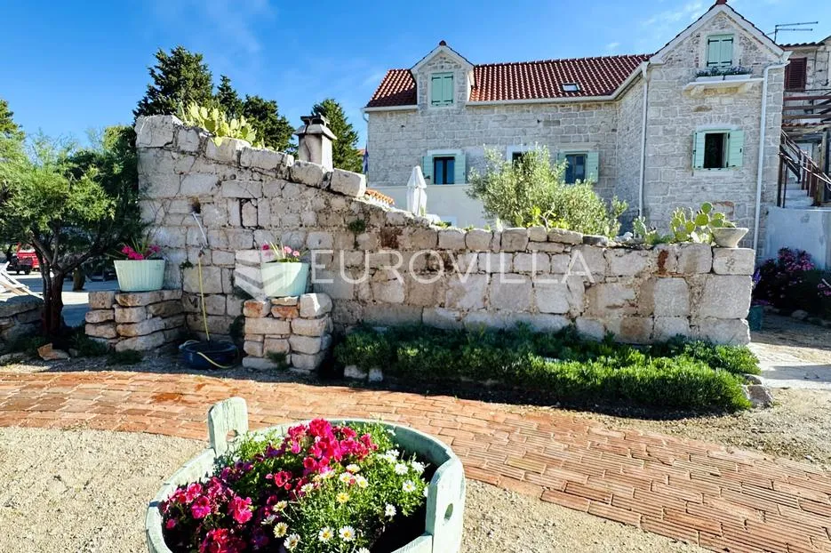 prvić luka, djelomično renovirana kamena kuća, prvi red do mora, 298 m² - slika 3