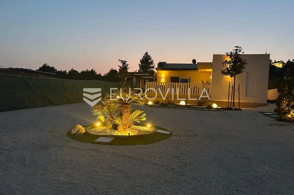 šibenik, bilice, moderna prizemnica s dvorištem - slika 25