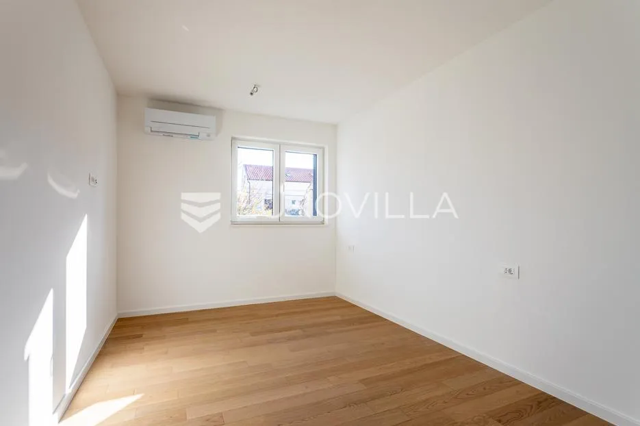 vodice, novogradnja, prostran stan u centru mjesta, 131,62 m² - slika 12