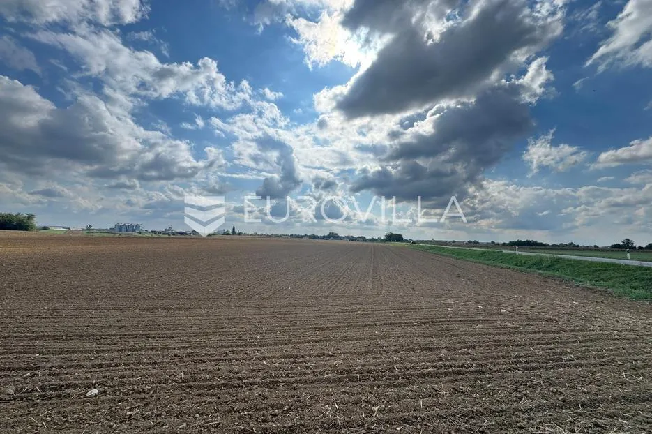 kuševac, atraktivno poljoprivredno zemljište uz cestu, 4 ha - slika 12