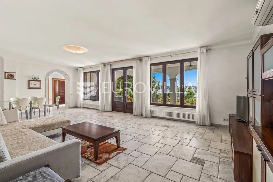 istra, umag - unikatna villa nkp 400 m2 na svega 30 m od mora - slika 51