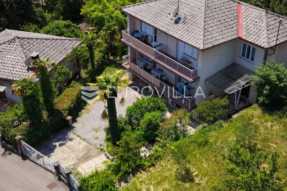 lovran, kuća s dva stana u centru lovrana na zemljištu od 1311 m² - slika 2