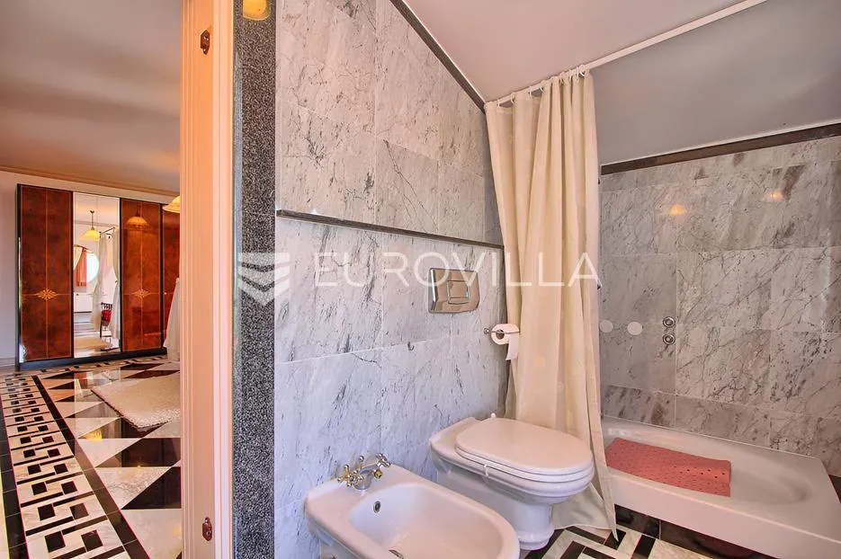 poreč, ekskluzivna vila s 430 m2, atraktivna lokacija - slika 46