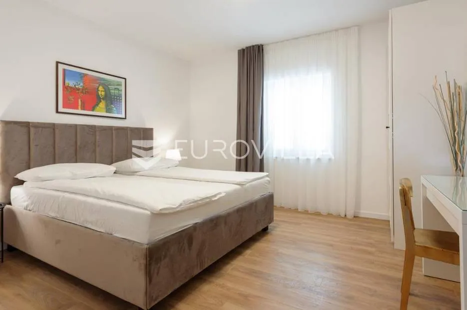 trogir, novouređena dvojna kuća, dostupna od 01.10.2026 do 01.06.2027 - slika 9