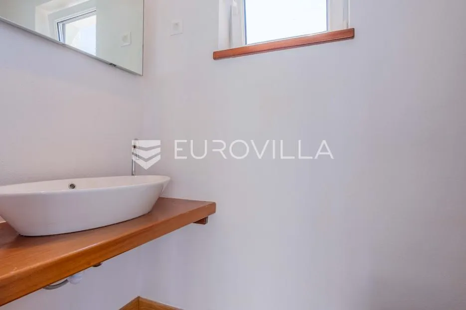 istra, poreč, unikatna dizajnerska vila s dodatnim apartmanom, wellnessom i grijanim bazenom - slika 36