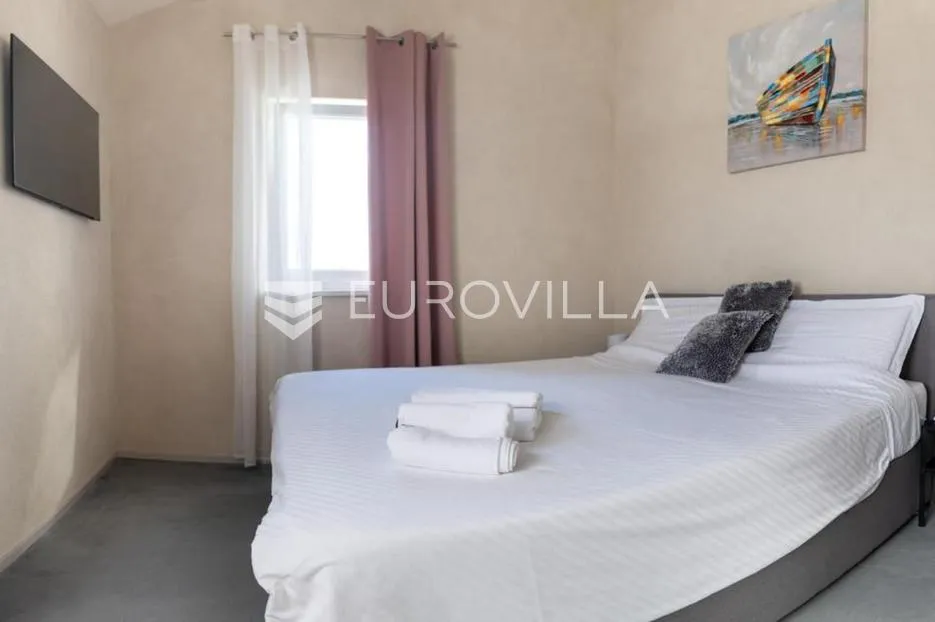 krk, dobrinj, moderna dvojna kuća s bazenom i saunom 107 m², okućnica 315 m² - slika 15