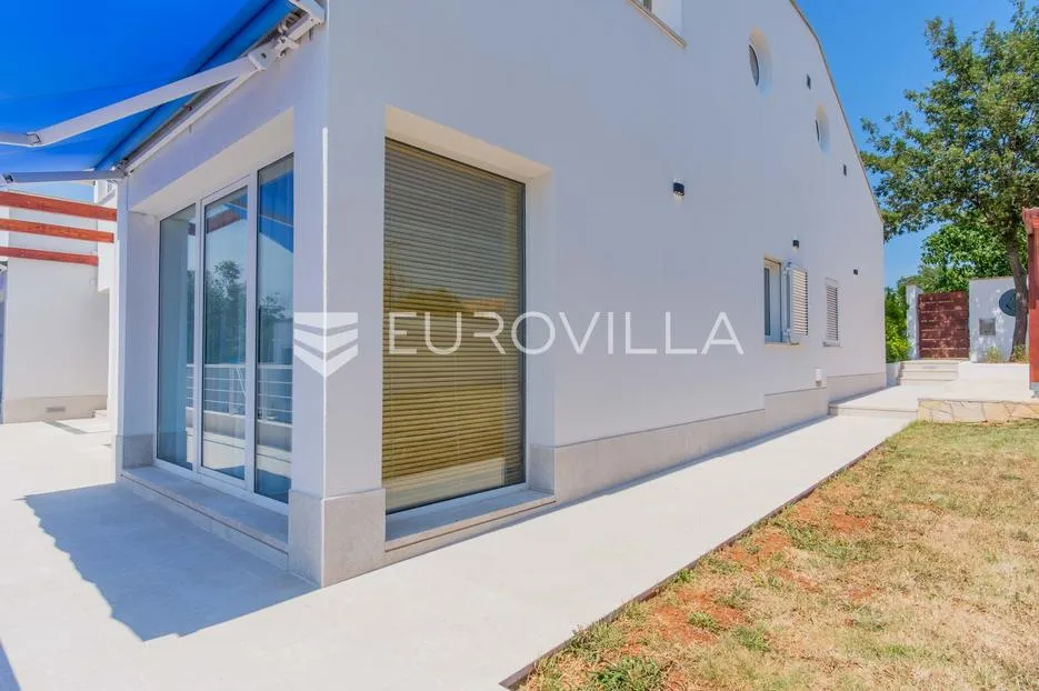 istra, poreč, unikatna dizajnerska vila s dodatnim apartmanom, wellnessom i grijanim bazenom - slika 65