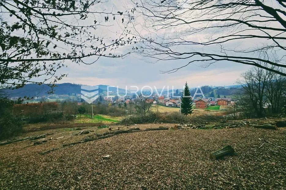Duga Resa, zemljište 5600, na mirnoj lokaciji s prekrasnim pogledom, okruženo zelenilom