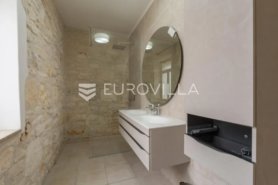 istra, pula, potpuno renovirana austrougarska villa u srcu pule - slika 21