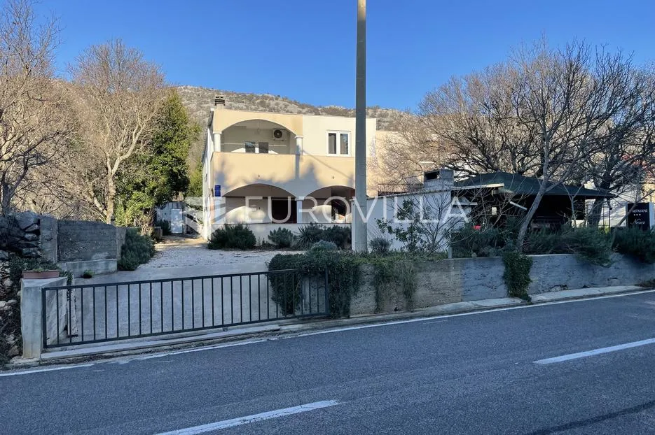 starigrad, tribanj, prostrana kuća s pogledom na more i šest apartmana - slika 3