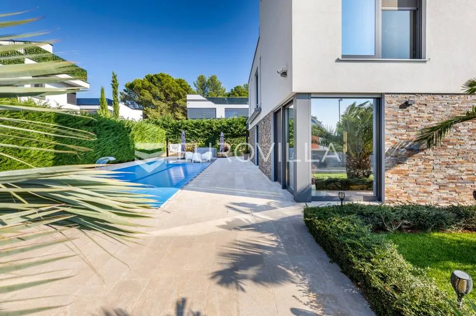 istra, fažana, eksluzivna vila s pogledom na more, 150 m od plaže - slika 1