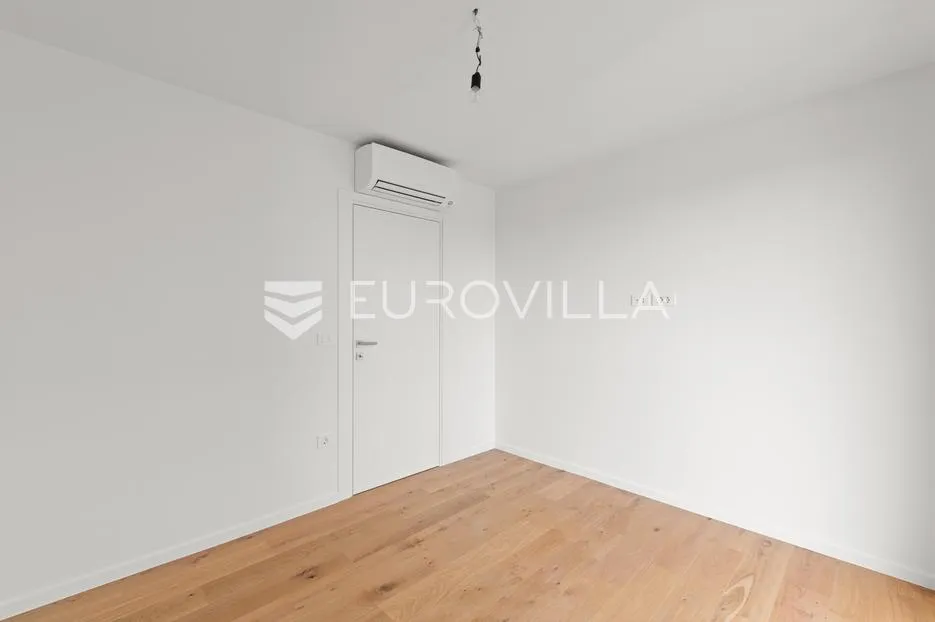 istra, novigrad, stan s 2 spavaće sobe s vrtom u prizemlju 115 m², parkirno mjesto - slika 8