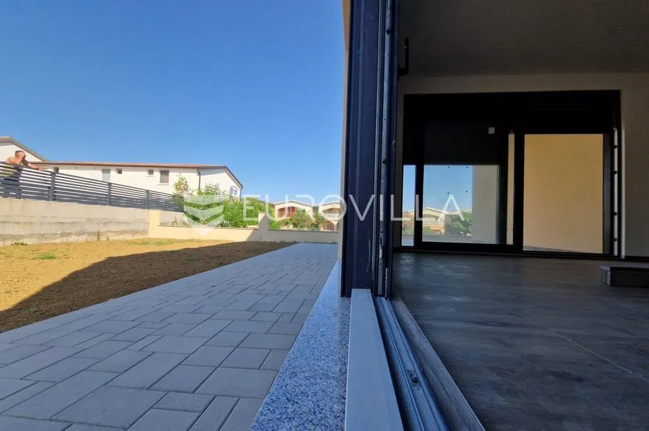Vir, luksuzni prizemni apartman 153 m² s impresivnim privatnim vrtom od 250 m², 180 m od plaže