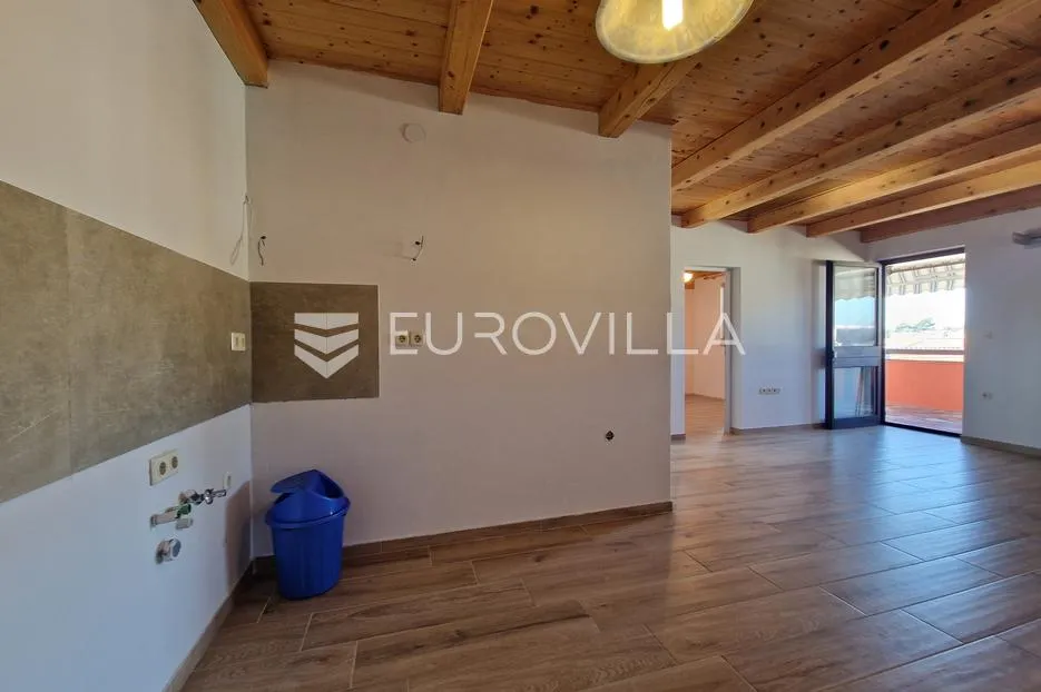 vir, 120 m od plaže, trosobni renovirani apartman s pogledom na more - slika 10