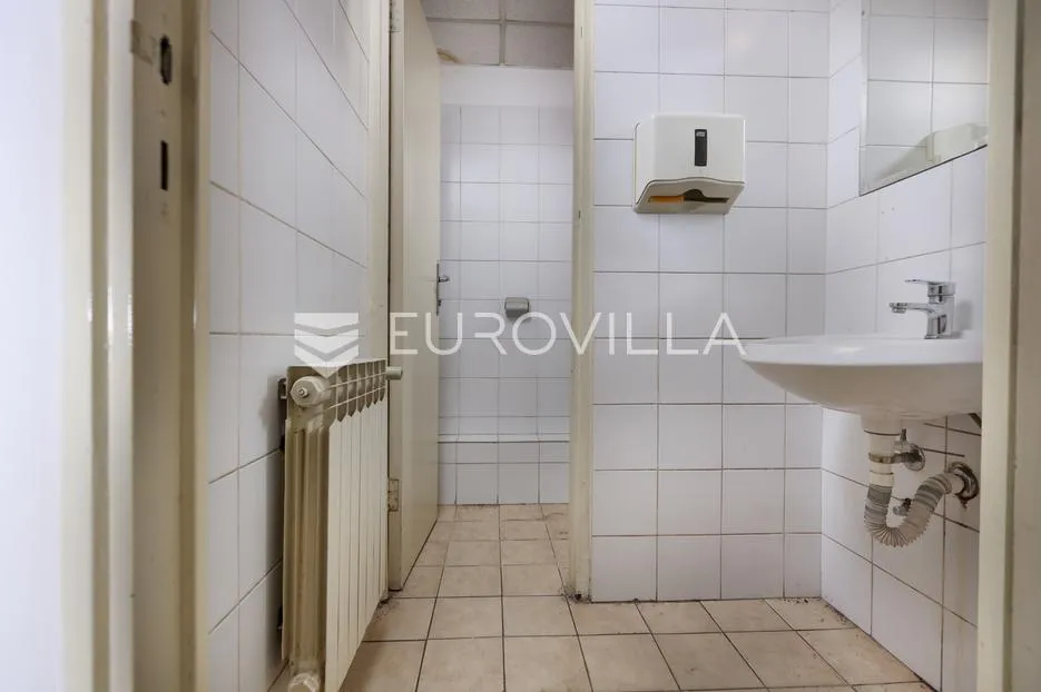 centar rijeke, prizemni poslovni prostor 169 m² s dva izloga, dugoročni najam - slika 9
