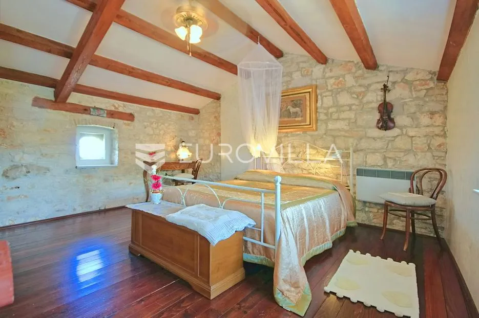 istra, poreč - kamena kuća sa bazenom i pogledom na more - slika 15