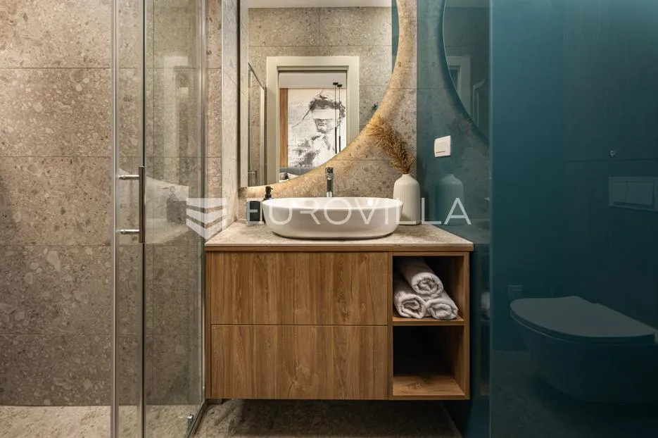 rijeka, centar, novouređen luksuzan stan nkp 98 m2 s tri apartmana - slika 29