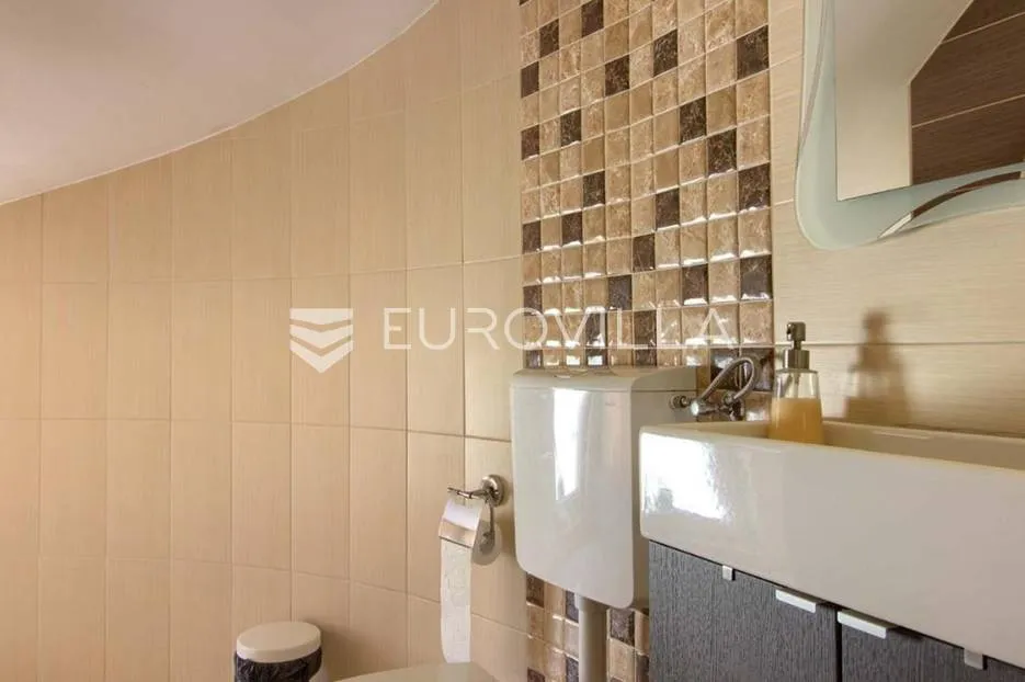 medulin, velika samostojeća kuća 360 m² s bazenom - slika 11