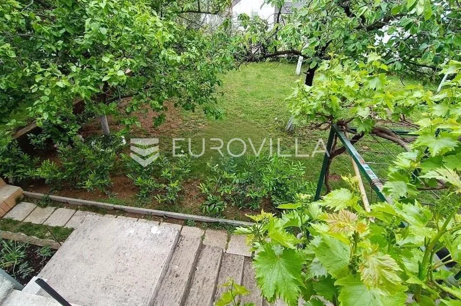 kastav, kuća s okućnicom 820 m², samostojeća sa 3 stana, trosobna 90 m² - slika 2