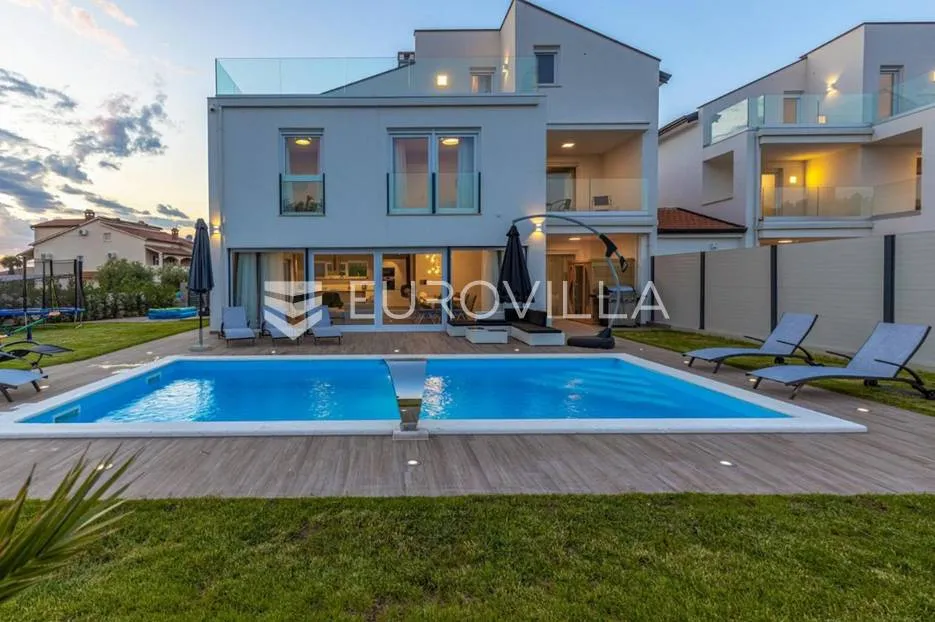 istra, poreč, luksuzna vila 244 m2 s bazenom i velikom uređenom okućnicom, pogled na more - slika 2