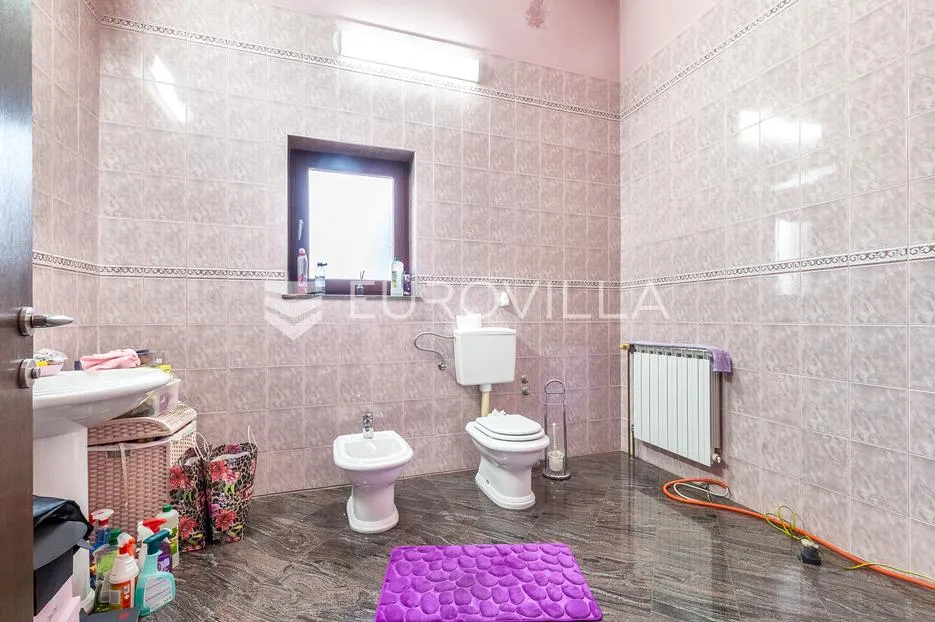 samobor, obiteljska kuća 553 m² na građevinskoj parceli 6985 m² s pogledom na grad - slika 5