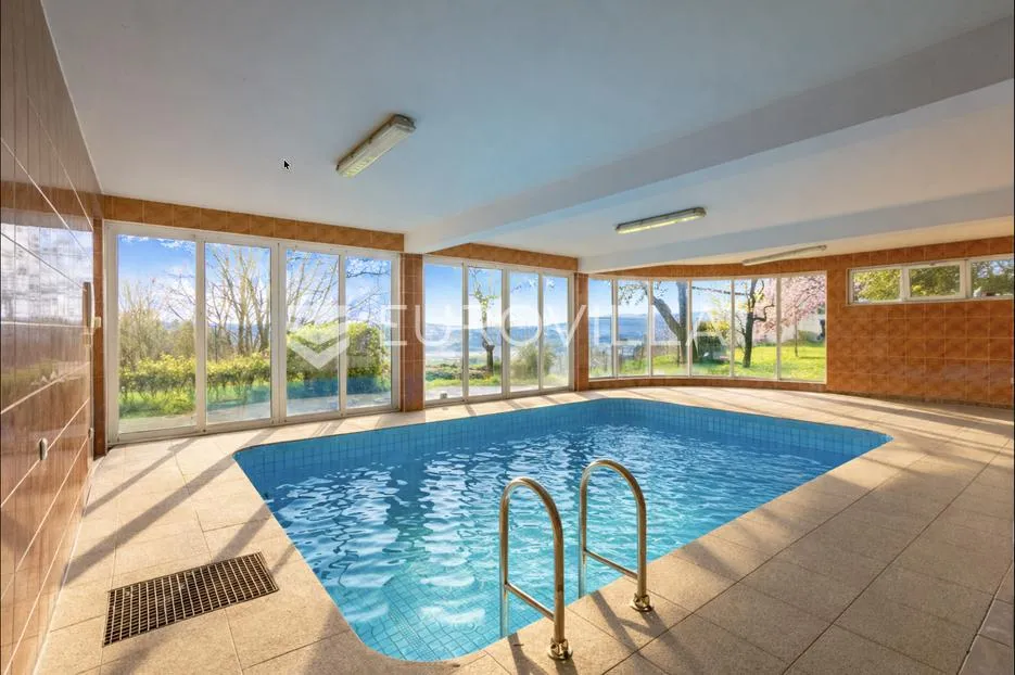 Ljubeščica, kuća s unutarnjim bazenom na 1040 m² okućnice, mirna lokacija, pogled - Ljubešćica