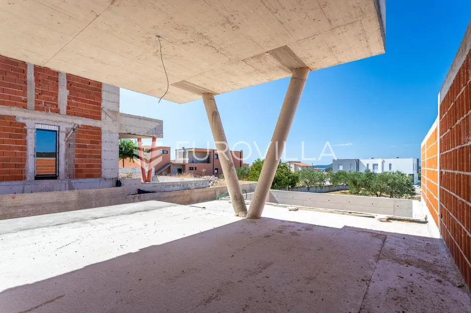 vodice, prostran stan s bazenom i dvorištem, 165,37 m² - slika 7