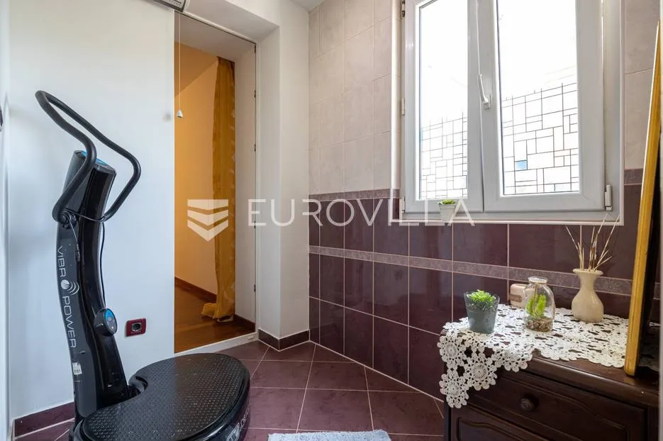 split, bačvice, dvosoban stan na odličnoj lokaciji - slika 21