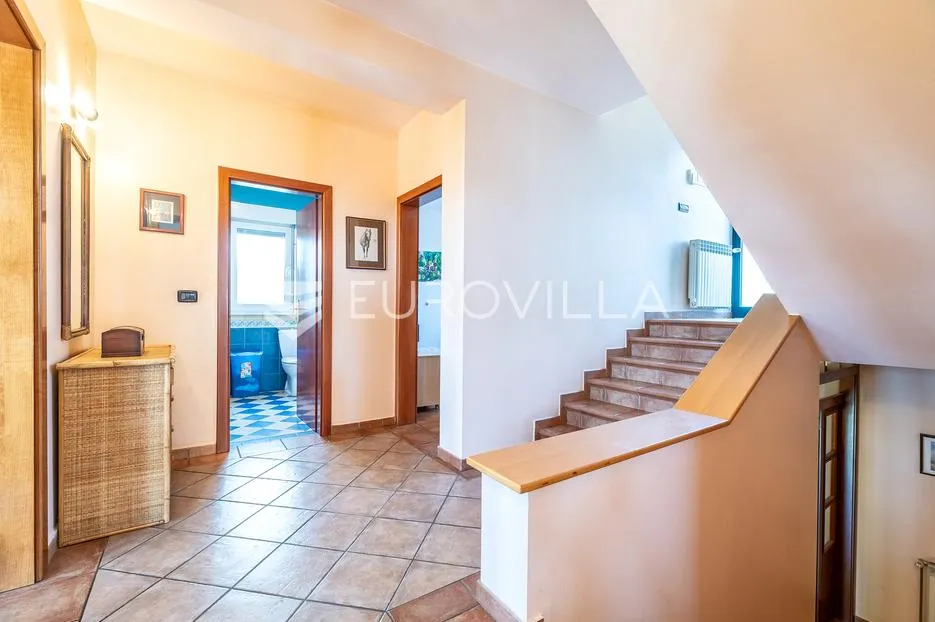 zagreb, vrhovec, atraktivna vila s vrtom i parkingom, 530 m² - slika 18