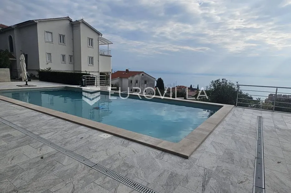Ičići, najam, luksuzan stan s pogledom na more, grijani bazen, garaža, 170 m2