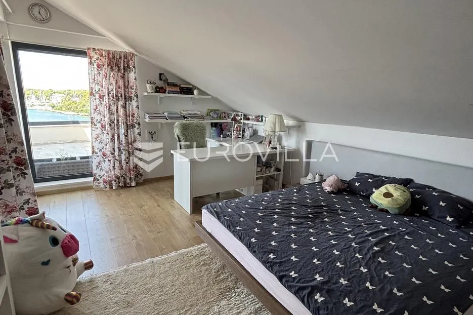 medulin, pješčana uvala, ekskluzivan penthouse prvi red do mora - slika 36
