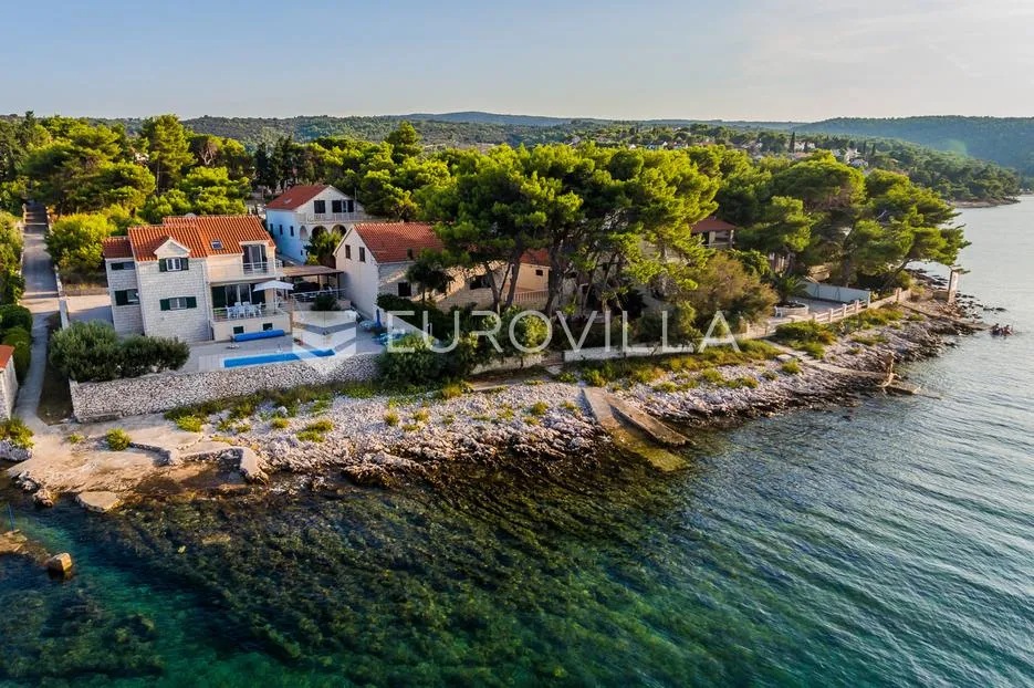 brač, splitska, vila s bazenom prvi red uz more, 180 m² - slika 2
