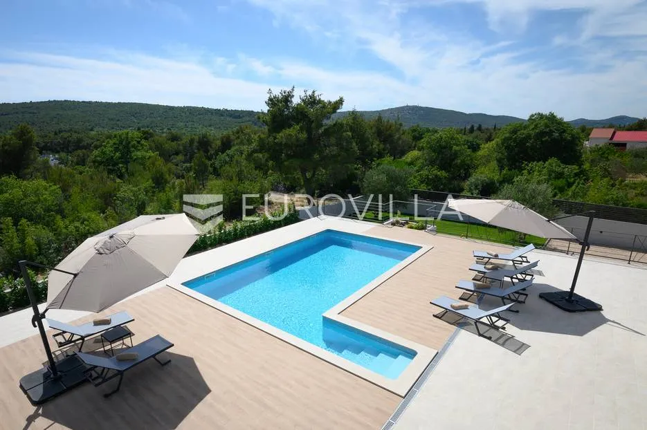 šibenik, prekrasna villa s bazenom i košarkaškim igralištem - slika 12