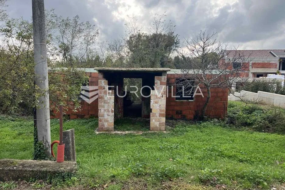 istra, krnica, građevinsko zemljište s nedovršenim objektom, 563 m² - slika 4