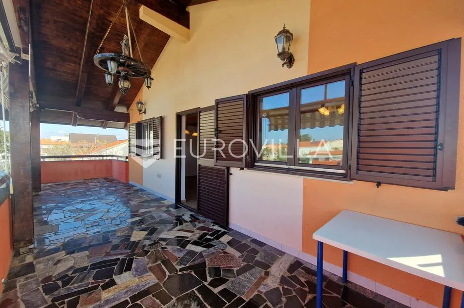 vir, 120 m od plaže, trosobni renovirani apartman s pogledom na more - slika 6