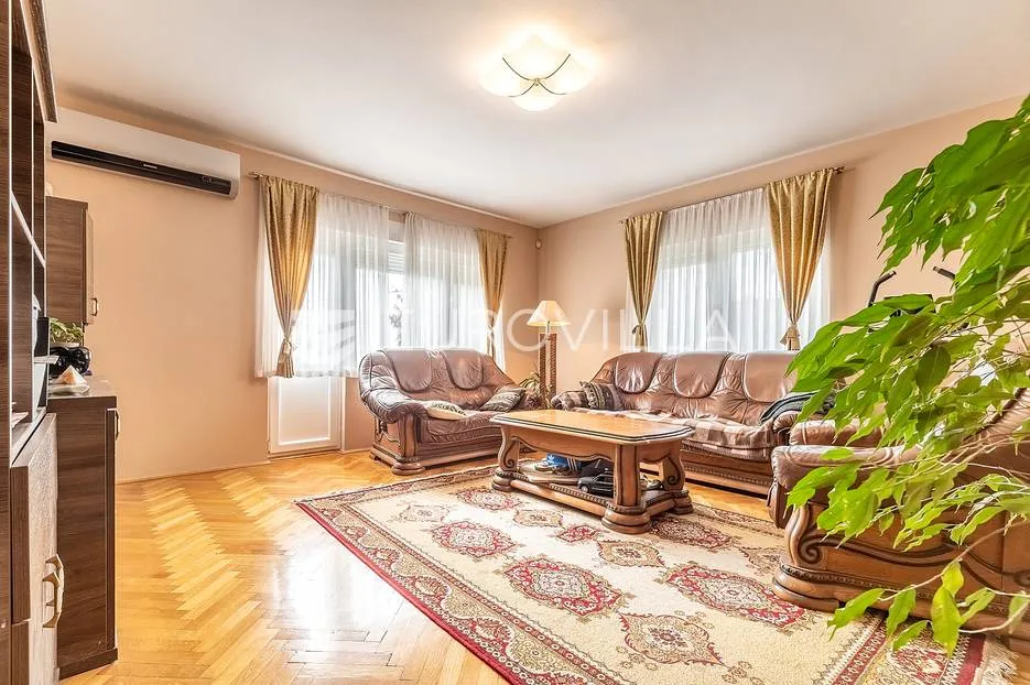 Zagreb, Borčec prekrasna obiteljska kuća 400m2 na parceli 1670m2