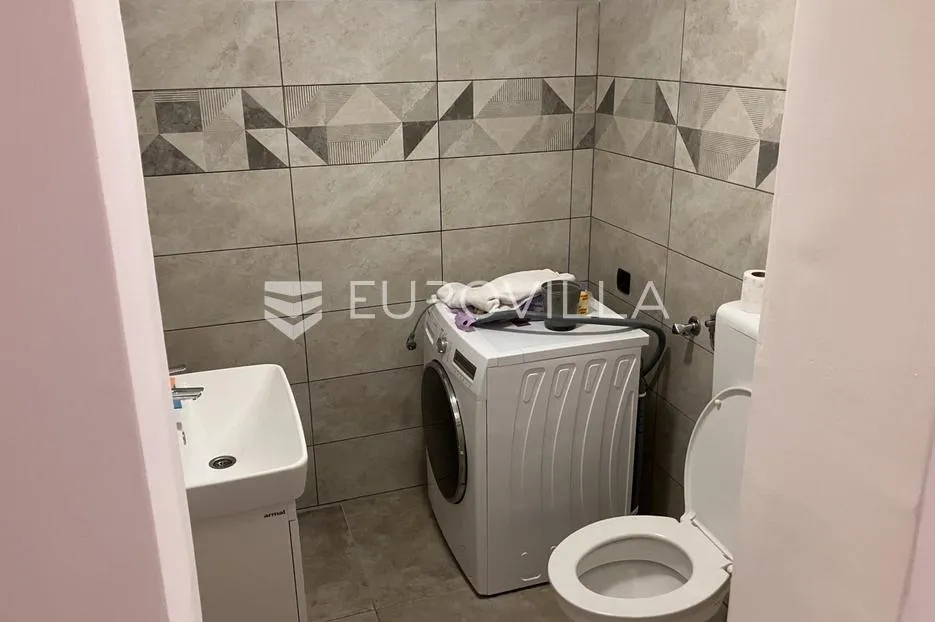 ogulin, bjelolasica, kompletno adaptirana kuća 260 m² - slika 9
