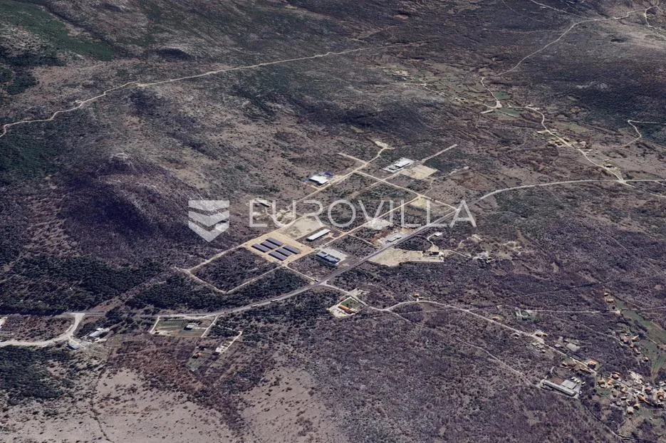 Muć, građevinsko zemljište s projektom za izgradnju skladišno, proizvodnog objekta - Donji Muć, Muć