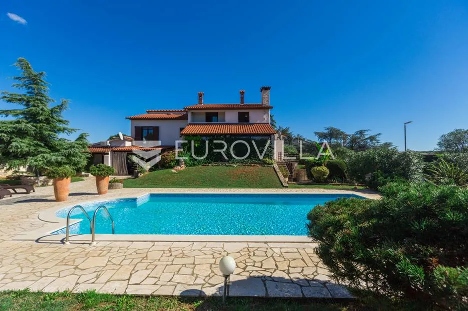 pula, veli vrh, vila s 4 odvojena apartmana, bazenom i velikom okućnicom - slika 7