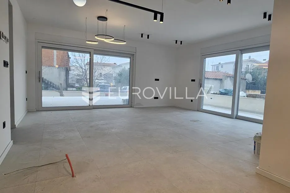 kaštel stari luksuzan stan 77 m² s velikom terasom i vrtom - slika 2